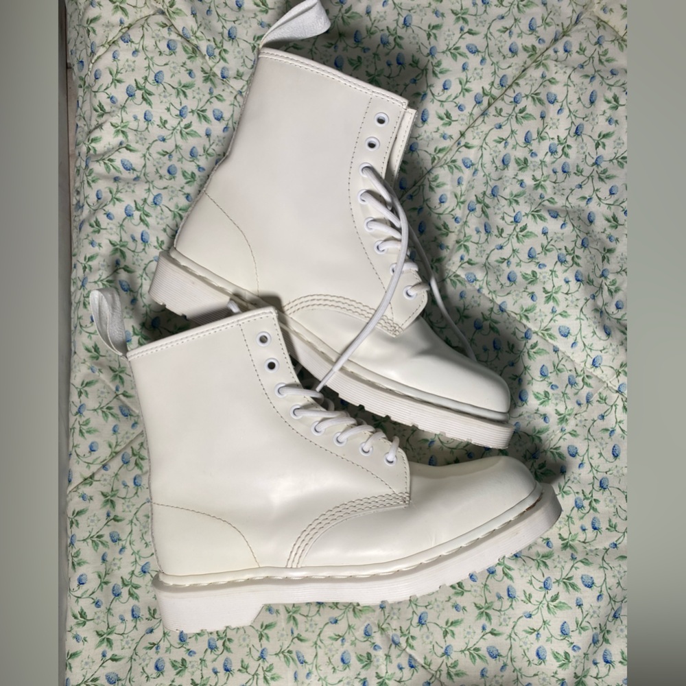 White Dr. Martens 1460 boots Size US 9